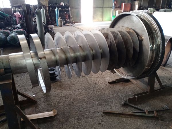 脫水用垂直提升機生產(chǎn)中，期待成品